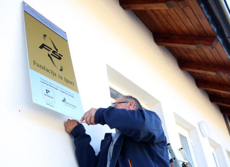 TABLA FUNDACIJA ZA ŠPORT GARDEROBE RAKEK 01 FOTO LJUBO VUKELIČ